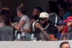 惬意啊🍸️！詹姆斯喝着小酒 现场观战NFL49人队与公羊队的比赛